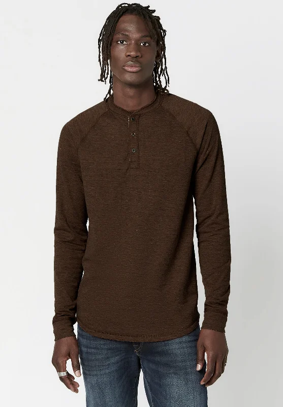 Men's Cargo Jeans with Multiple Pockets for a Practical and Outdoor - Friendly LookKariver Henley Long Sleeve Henley in Chocolate - BM23368