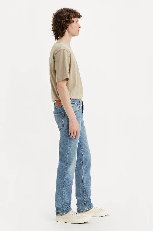 Men's Jeans with a Cargo - Inspired Knee Pocket for Extra StorageLevi's