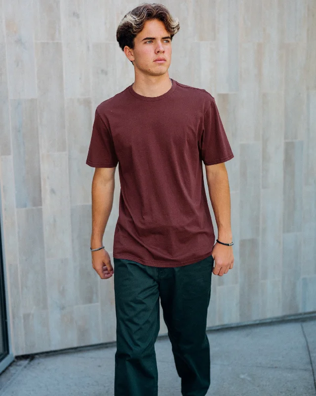 Men's Colored Jeans in Burgundy for a Bold and Fashion - Forward LookSolid Short Sleeve Tee - Merlot