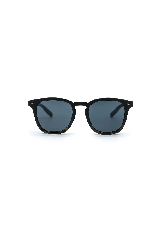 Men's Low - Rise Jeans in a Light Wash for a Casual and Youthful LookMen's Square Sunglasses in Black - B0025S