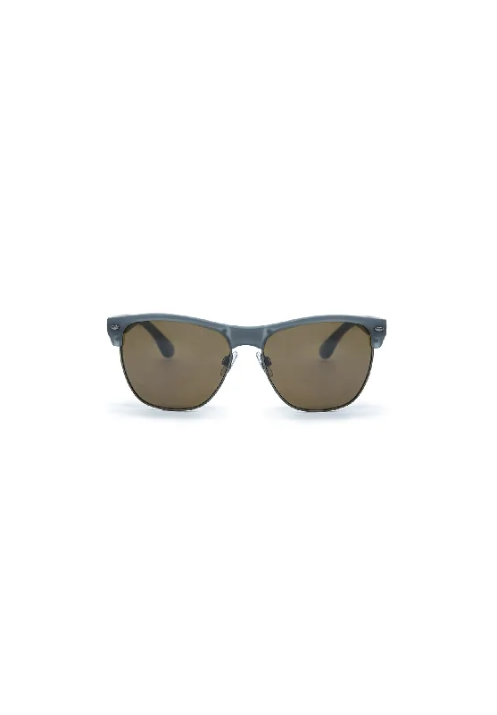 Men's Low - Rise Jeans in a Light Wash for a Casual and Youthful LookMen's Classic Sunglasses in Grey - B0026S