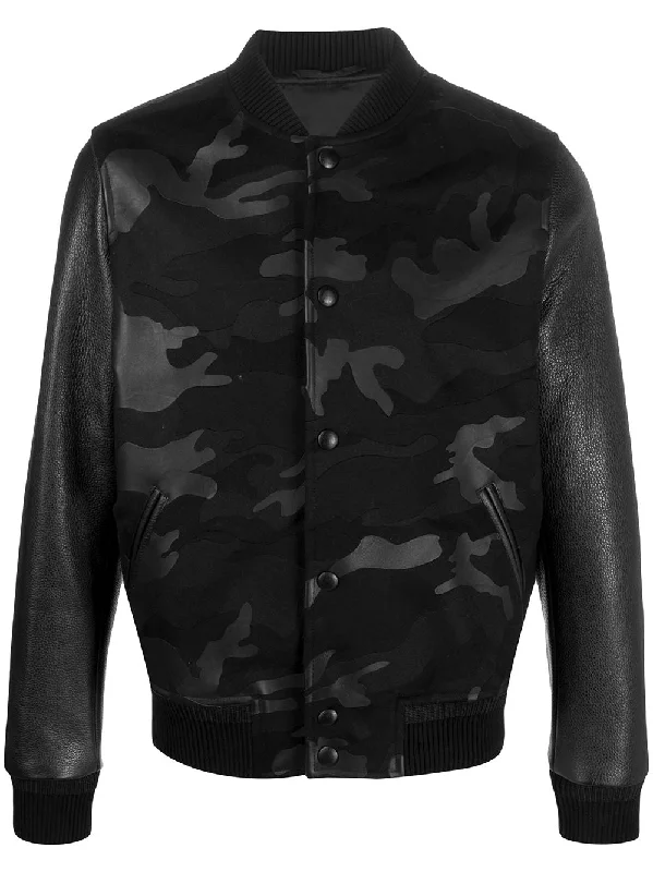 Hooded men jackets with a detachable faux - fur trim for added warmthMen jackets with a built - in hood that can be stowed away when not in useCamouflage-Print Bomber Jacket