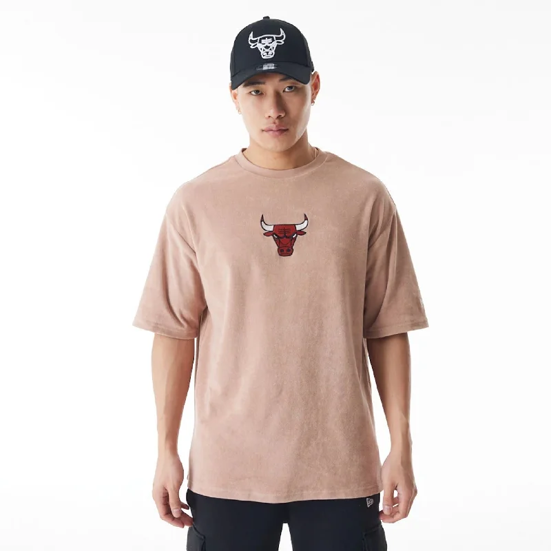 Men's short - sleeve linen t - shirts for summer beach outingsChicago Bulls NBA Lifestyle Velour Beige Oversized T-Shirt