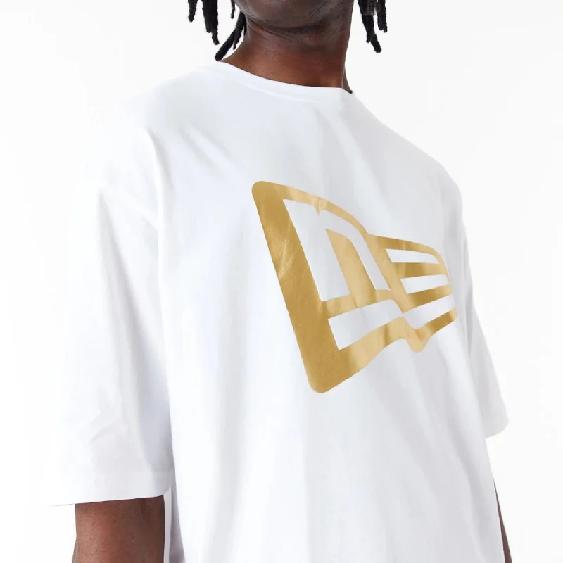 Men's polo t - shirts with a contrast collar for a preppy lookNew Era Flag White Oversized T-Shirt